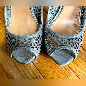 Barley used (3times) Badgley Mischka silver 4” heels. Absolutely gorgeous.Size 7